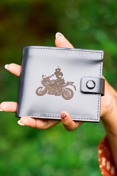 Maßgefertigte Leder-Geldbörse mit Gravur (Motorrad)