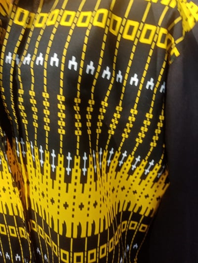 Maßgeschneidertes Hemd in Schwarz-Gelb waehrend der Massanfertigung