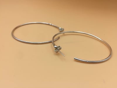 zwei paar Ohrringe aus Silber waehrend der Massanfertigung