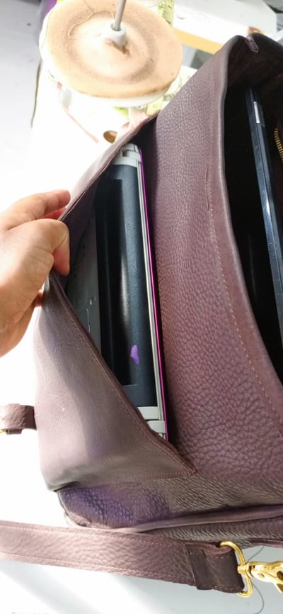 Maßgefertigte Herren Leder Feldtasche für ein Laptop waehrend der Massanfertigung
