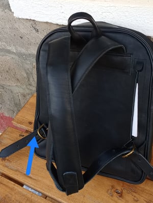 Wie man Kleiner schwarzer Lederrucksack nach Maß herstellt – Arbeitsschritte