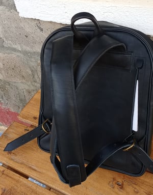 Wie man Kleiner schwarzer Lederrucksack nach Maß herstellt – Arbeitsschritte