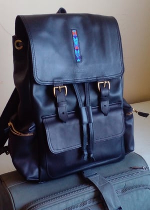 Custom made leather rucksack with a feminine look - design ideas and artisan proposals