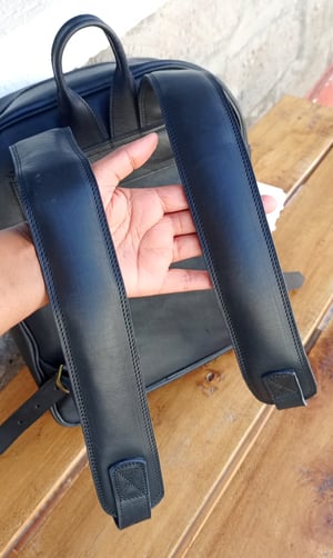 Wie man Kleiner schwarzer Lederrucksack nach Maß herstellt – Arbeitsschritte
