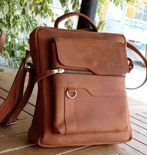 Custom made leather rucksack with a feminine look - design ideas and artisan proposals