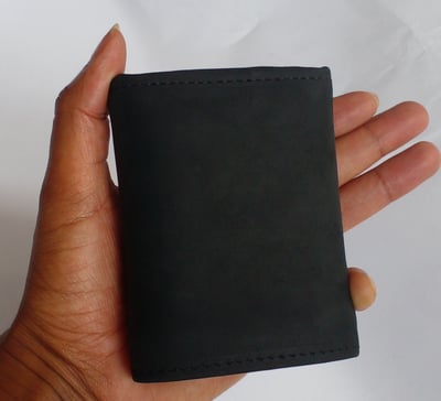 Individuelles Portemonnaie aus Leder - Schwarzes Trifold waehrend der Massanfertigung