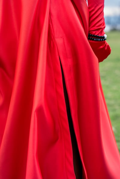 Maßanfertigung: Burgunderfarbenes Kleid mit Handschuhen