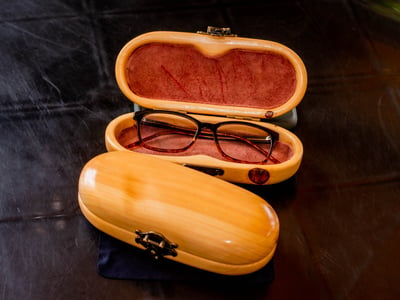 Zwei maßgeschneiderte Brillenboxen aus Holz
