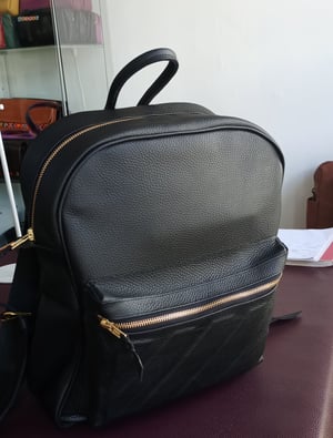 Wie man Kleiner schwarzer Lederrucksack nach Maß herstellt – Arbeitsschritte