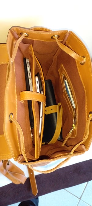 Custom made leather rucksack with a feminine look - design ideas and artisan proposals
