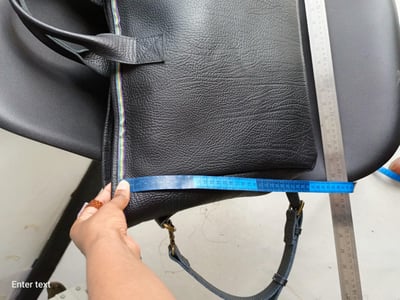 Maßgefertigt Handtasche für Laptop und Notfallausrüstung waehrend der Massanfertigung