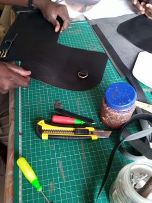 Wie man Kleine schwarze Leder-Handtasche nach Maß herstellt – Arbeitsschritte