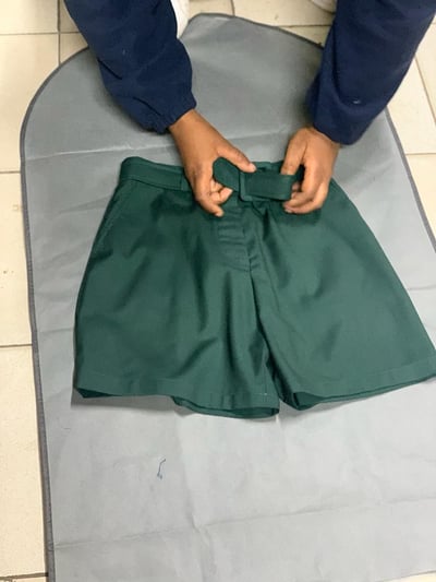 Maßgeschneiderter Shorts-Anzug in dunkelgrün waehrend der Massanfertigung