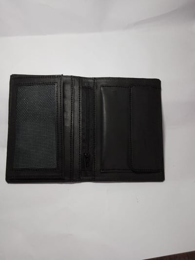 Personalisiertes Portemonnaie aus schwarzem Leder mit Tasche waehrend der Massanfertigung