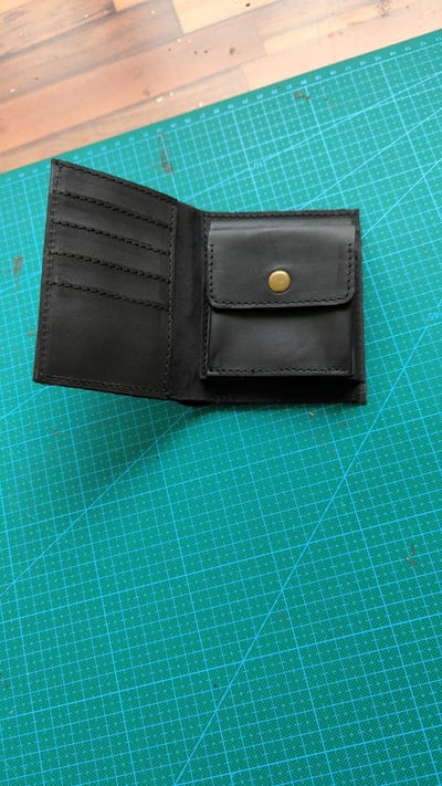 Maßgeschneiderte Brieftasche: 10x12cm, 2 Geldscheinfächer waehrend der Massanfertigung