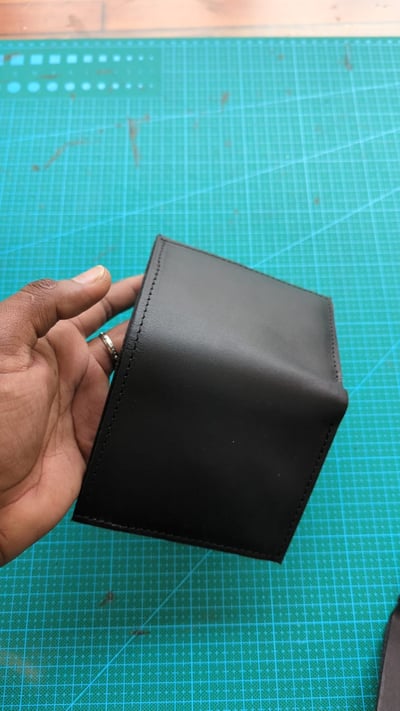 Maßgeschneiderte Brieftasche: 10x12cm, 2 Geldscheinfächer waehrend der Massanfertigung