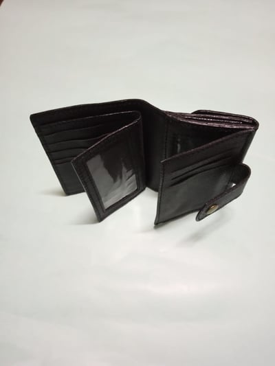 Custom-Made Wallet with Compartments for four notes within custom made realization