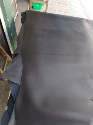 Wie man Laptoptasche aus Leder nach Maß mit Kofferschlaufe herstellt – Arbeitsschritte
