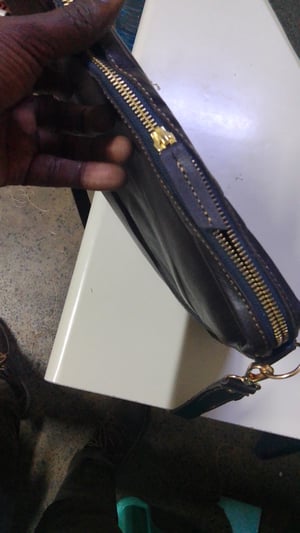 Wie man Laptoptasche aus Leder nach Maß mit Kofferschlaufe herstellt – Arbeitsschritte