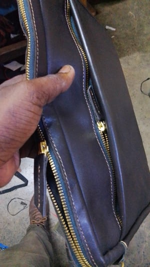 Wie man Laptoptasche aus Leder nach Maß mit Kofferschlaufe herstellt – Arbeitsschritte