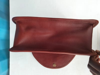 custom made Ladies leather handbag with a zipper on the top within custom made realization