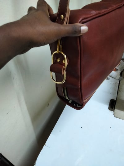 custom made Ladies leather handbag with a zipper on the top within custom made realization