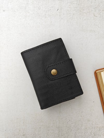 Custom-Made Wallet with Compartments for four notes within custom made realization