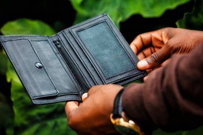 Personalisiertes Portemonnaie aus schwarzem Leder mit Tasche