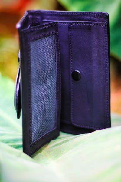 Personalisiertes Portemonnaie aus schwarzem Leder mit Tasche