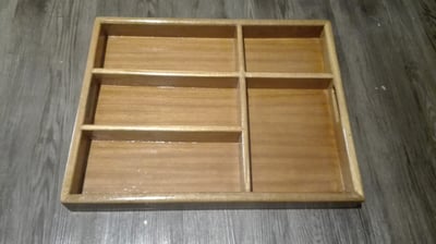 Zwei maßgefertigte Holzkästen als Schubladeneinsatz