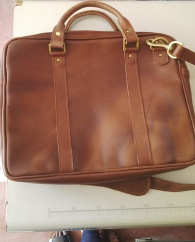 Maßgefertigte Notebook Tasche aus echtem Leder waehrend der Massanfertigung