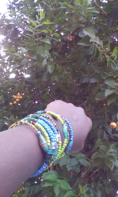 Wickelarmband made in Kenia waehrend der Massanfertigung