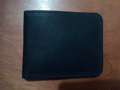 Maßgefertigtes Portemonnaie aus Leder, mit einem Münzfach waehrend der Massanfertigung