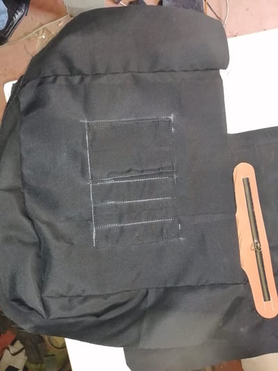 Maßgefertigte Messenger Bag ca.25 cm hoch und 40 cm breit waehrend der Massanfertigung
