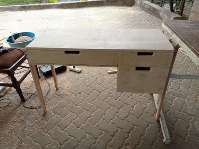 Maßgefertigter Schreibtisch mit einem passenden Stuhl waehrend der Massanfertigung