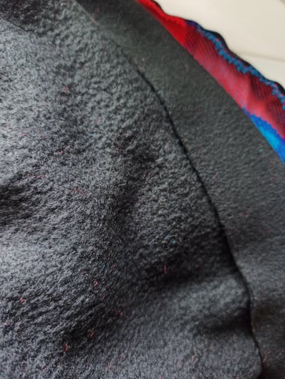 Maßgeschneiderte warme Jacke mit schwarzem Fleece waehrend der Massanfertigung