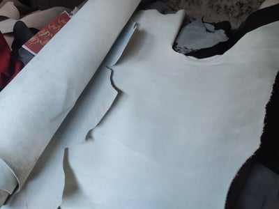 Maßgeschneiderte weiße Lederhandtasche waehrend der Massanfertigung