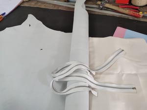Wie man Weiße Lederhandtasche für A4 nach Maß herstellt – Arbeitsschritte