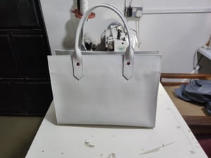 Wie man Weiße Lederhandtasche für A4 nach Maß herstellt – Arbeitsschritte
