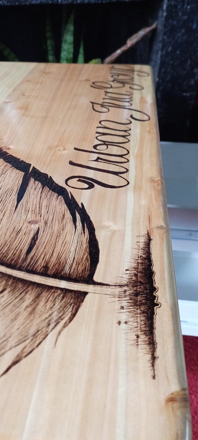 Handgefertigter Holzschreibtisch mit weißer Farbe waehrend der Massanfertigung