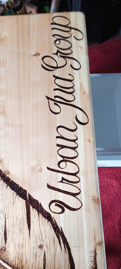 Handgefertigter Holzschreibtisch mit weißer Farbe waehrend der Massanfertigung