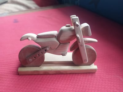 Maßgefertigtes Holz-Spielzeugmotorrad waehrend der Massanfertigung