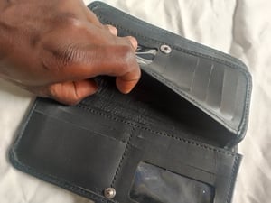 Wie man Brieftasche mit Münzfach für 12 Karten nach Maß herstellt – Arbeitsschritte