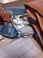 Wie man Laptoptasche aus Leder nach Maß mit Kofferschlaufe herstellt – Arbeitsschritte