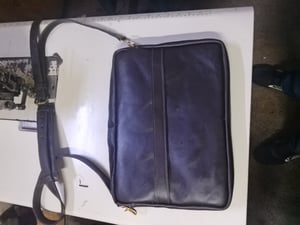 Wie man Laptoptasche aus Leder nach Maß mit Kofferschlaufe herstellt – Arbeitsschritte