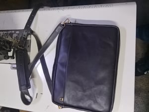 Wie man Laptoptasche aus Leder nach Maß mit Kofferschlaufe herstellt – Arbeitsschritte