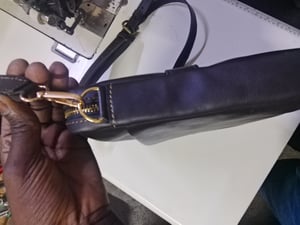 Wie man Laptoptasche aus Leder nach Maß mit Kofferschlaufe herstellt – Arbeitsschritte