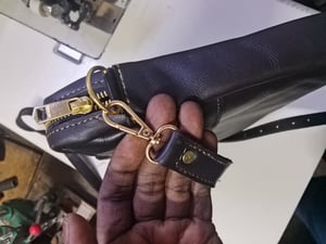 Wie man Laptoptasche aus Leder nach Maß mit Kofferschlaufe herstellt – Arbeitsschritte