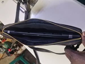 Wie man Laptoptasche aus Leder nach Maß mit Kofferschlaufe herstellt – Arbeitsschritte