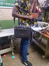 Wie man Laptoptasche aus Leder nach Maß mit Kofferschlaufe herstellt – Arbeitsschritte